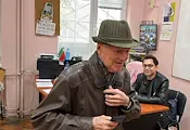 Членове на СИК в Русе аплодираха 98-годишен мъж при гласуването му Членове на СИК в Русе аплодираха 98-годишен мъж при гласуването му
