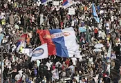 Над 150 000 души изпълниха площад „Славия“ в Белград преди изборите Над 150 000 души изпълниха площад „Славия“ в Белград преди изборите