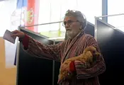 Избирател гласува по халат в Сърбия Избирател гласува по халат в Сърбия
