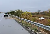 Кола излетя в крайпътна нива на магистрала „Хемус“ Кола излетя в крайпътна нива на магистрала „Хемус“