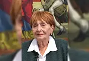Нападнаха майката на Александър Вучич пред избирателна секция Нападнаха майката на Александър Вучич пред избирателна секция