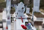 Майка вписа името си на паметника на загиналия си син Майка вписа името си на паметника на загиналия си син