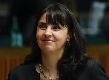 Министър Ефремова: Ще предложа МРЗ от 672,80 евро Министър Ефремова: Ще предложа МРЗ от 672,80 евро