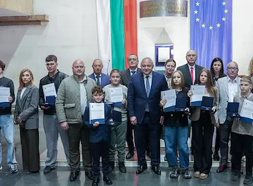 Вътрешният министър отличи трима ученици от Русе за проявена доблест Вътрешният министър отличи трима ученици от Русе за проявена доблест