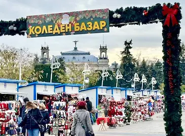 Ледена пързалка и 22 павилиона посрещат русенци за зимните празници Ледена пързалка и 22 павилиона посрещат русенци за зимните празници