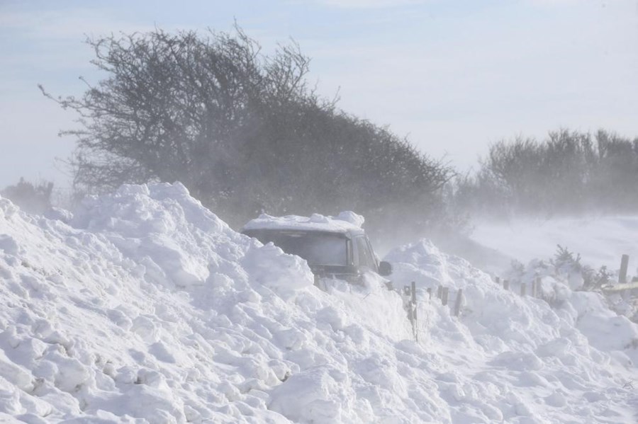 Buried under the snow. Сугробы в селе. Не затихающая буря.